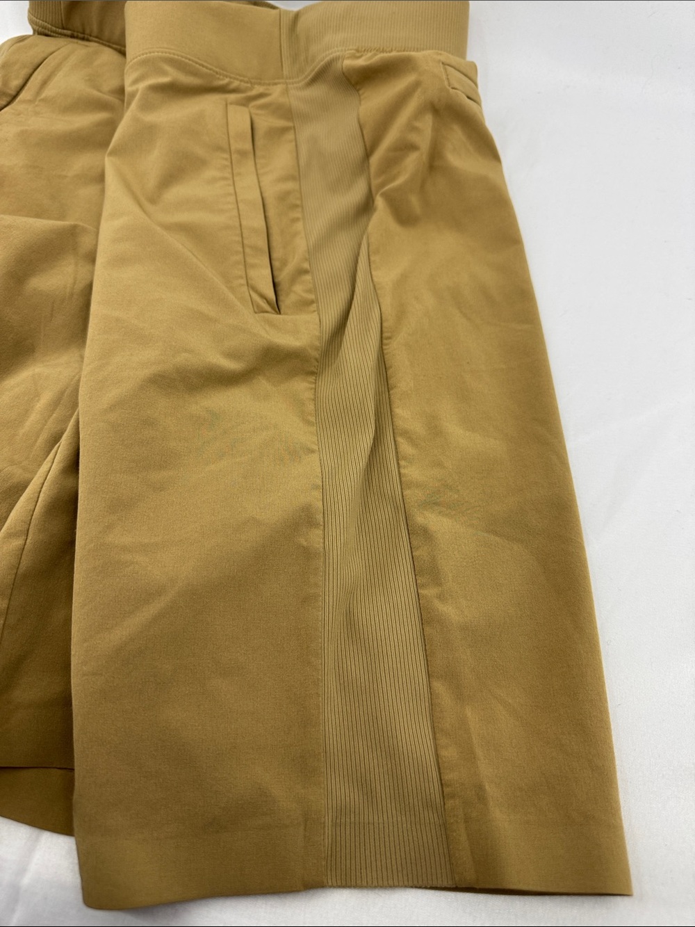 Athleta Womens Lightweight, Wrinkle-Free, Elastic Waist Khaki Dress Shorts, 10 - Picture 7 of 14